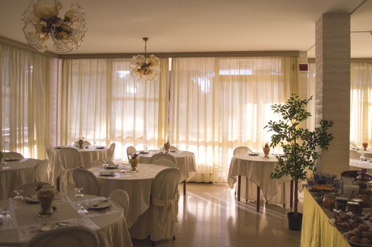 Hotel Fucsia 里乔内 外观 照片