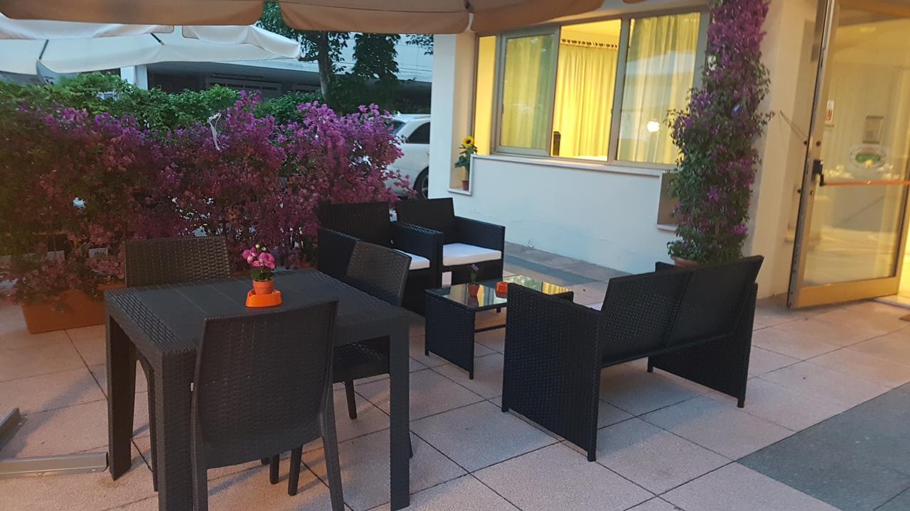 Hotel Fucsia 里乔内 外观 照片