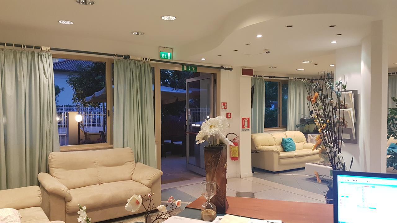 Hotel Fucsia 里乔内 外观 照片
