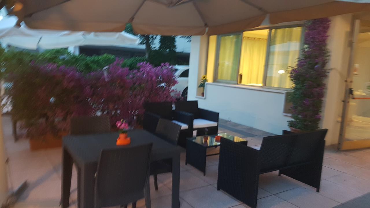 Hotel Fucsia 里乔内 外观 照片