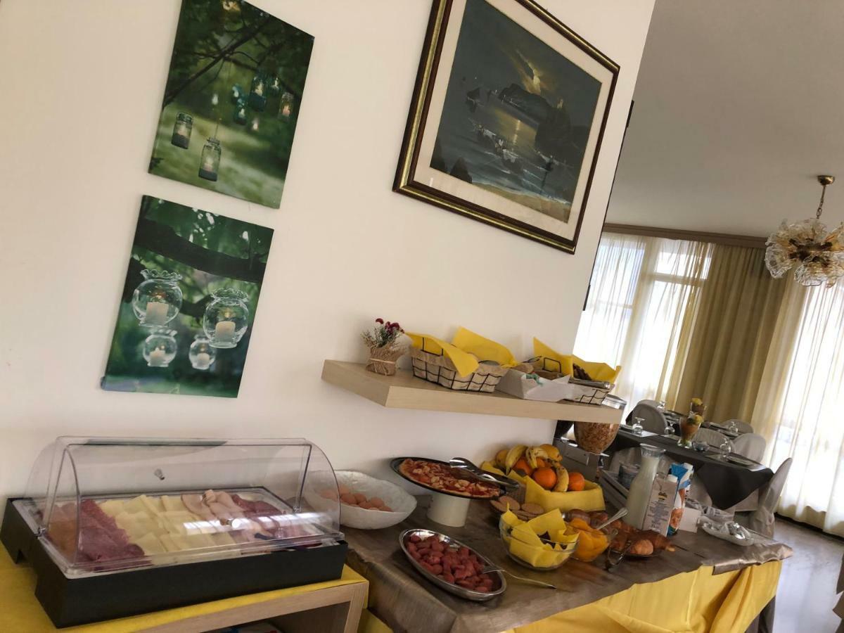 Hotel Fucsia 里乔内 外观 照片